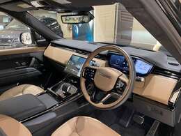 英国クラフトマンシップの息づく、仕立ての良いインテリア。モダンな素材の組み合わせやクラシカルなステッチの縫製、もちろん時代に合わせたハイテク装備を搭載しており、薄型液晶メーターなどもかなり先進的です。