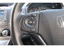 ステアリング脇にオーディオのボリュームやチャンネルの調整が出来る操作ボタンを装備しています♪