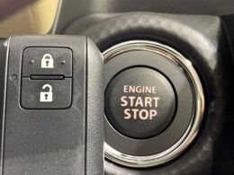 【キーレススタートシステム】カバンやポケットに入れたままでもドアの施錠・解錠が可能なスマートキーを装備。エンジンのオン・オフ時もカギを取り出す必要が無いからとっても便利です♪