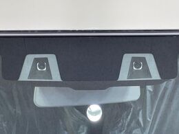 【スズキ　セーフティサポート】走行中に前方の車両等を認識し、衝突しそうな時は警報とブレーキで衝突回避と被害軽減をアシスト。より安全にドライブをお楽しみいただけます。