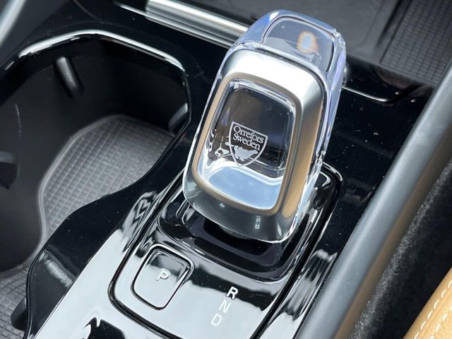 【オレフォス社製クリスタル・シフトノブ】高い存在感を放つクリスタルのシフトノブはボルボPHEV車のみに装備される特別なアイテム。スウェーデン南部のクリスタルガラスメーカー、オレフォス社による製造。