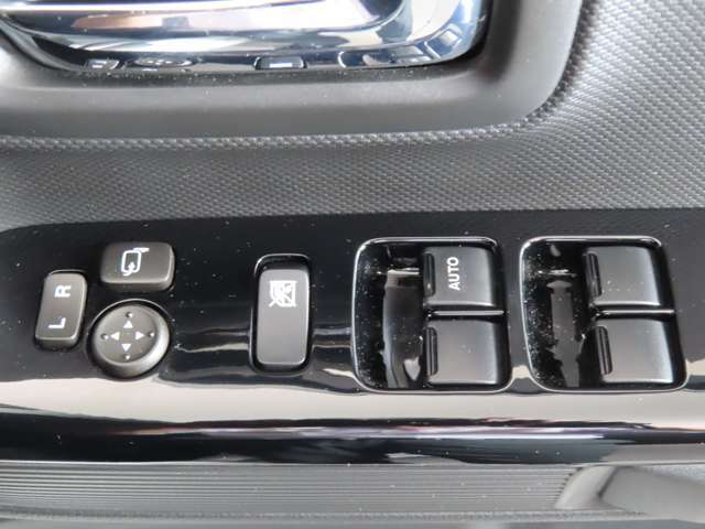 ☆運転席だけは「AUTO」ですが助手席、後部座席はマニュアルになります。小さなお子様が乗車の際はパワーウインドのスイッチをOFFにしておけば作動はしません☆