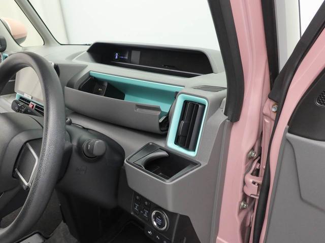 カップホルダーは運転席や助手席からちょうど手の届く位置です！！