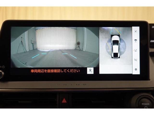 パノラミックビューモニター付きです。車両を上から見たような映像をディスプレイオーディオ画面に表示。運転席からの目視だけでは見にくい、車両周辺の状況をリアルタイムでしっかり確認できます。