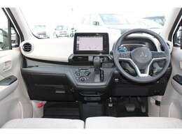 飽きのこないインテリアデザイン。小物入れなど嬉しい装備が満載です