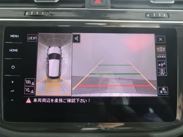 ギアをリバースに入れると車両後方の映像を映し出します。画面にはガイドラインが表示され、車庫入れや縦列駐車などの際に安全確認をサポートします。