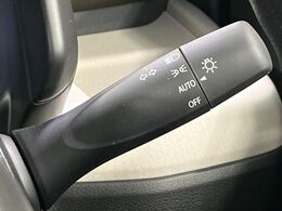 【オートライト】周りの明るさに応じて自動でヘッドライトの点灯・消灯ができる機能です！ライトの付け忘れ・消し忘れなどが無くなり、雨の日や夕方の走行も安心！トンネル通過時も便利ですね♪