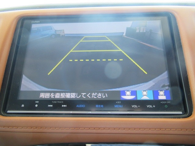 【リアカメラ】リバースに入れるだけで後方の映像が映ります。安全確認や、狭い駐車場での車庫入れ、雨の日や夜間など視界の悪い時に便利です。安全にバックする為には欠かせない装備です。