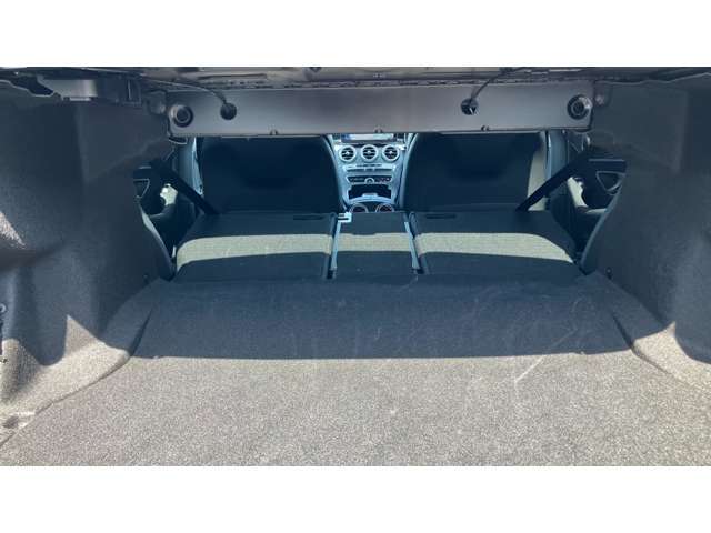 シートを倒して広いトランクスペースに☆