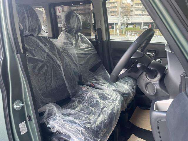 窮屈を感じさせない運転席周りになっています！