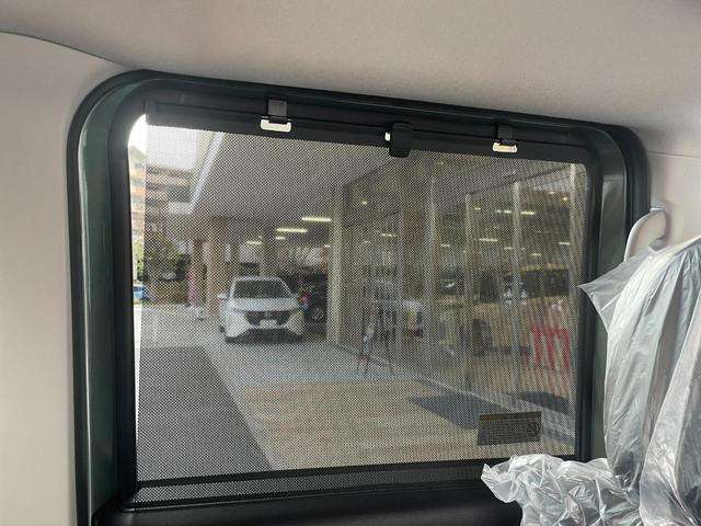 後席にはサンシェードも完備