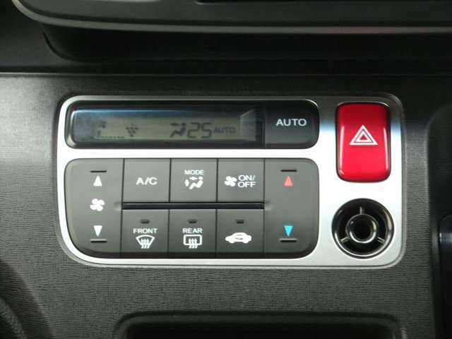 プラズマクラスター内蔵のオートエアコンは温度設定が数字で確認できるので快適な空調で車内環境もばっちりですね！