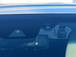 【プリクラッシュセーフティ】前方の車両等を検知し、衝突しそうな時は警報で注意を促し、ブレーキを踏む力をサポート。ブレーキを踏めなかった場合は衝突被害軽減ブレーキが作動、衝突回避をサポートします。