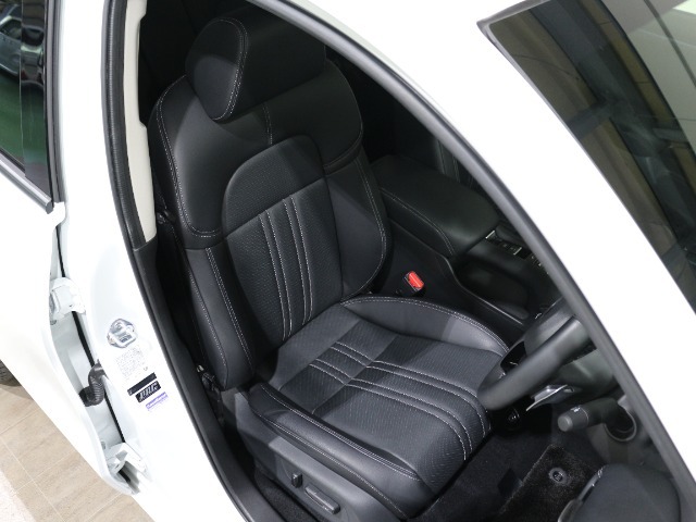 程よい硬さとホールド性が高いシートで長時間運転も快適です。