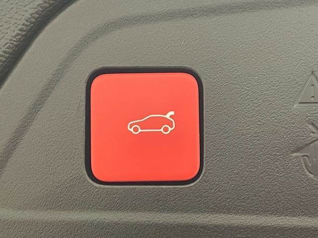 高級車にはお馴染みの【電動リアゲート】搭載。