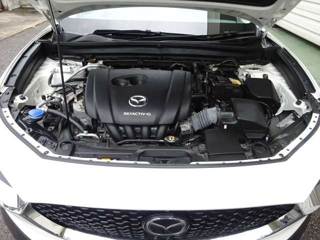 軽快なパフォーマンスと優れた燃費性能を発揮する2.0リッター直列4気筒直噴ガソリンエンジン「SKYACTIV-G 2.0」アクセル操作に対するリニアな応答性や伸びやかな加速感など、心地よい走り！