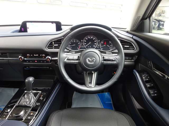 ドライバーが心に余裕をもって運転に集中でき、助手席や後席からもすっきりと前を見通せる空間により、全員が安心してドライブを楽しめるシンプルなレイアウト！