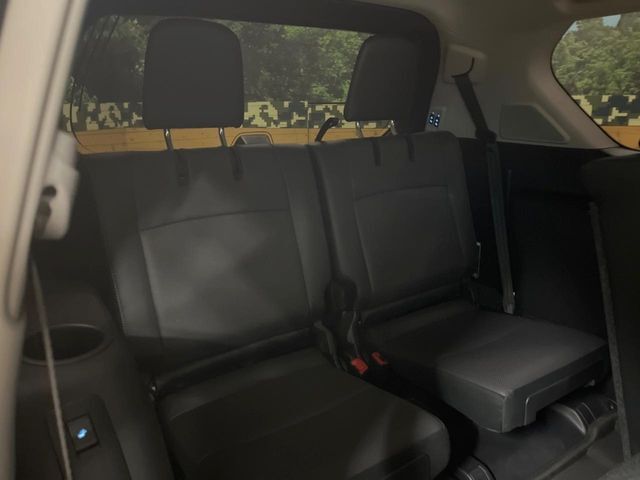 3列目シートはもちろん状態良好☆大人でもゆったりと座って頂けますので、大人数でのお出かけもラクラクです♪ご家族で、気の知れた仲間で、ドライブに行くのが楽しみですね♪