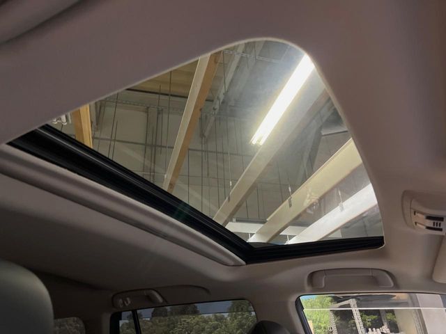 【サンルーフ】開放感たっぷりの希少装備、サンルーフが装着されています！車内に明かりを取り入れたり景色を楽しむ以外にも、車内の空気も簡単に換気できて快適です！