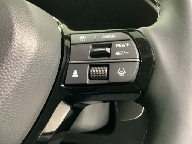 クルーズコントロールを装備しています。高速道路などで一定の速度で走ってくれるので運転が楽ですよ！速度を設定できますので、スピードの出しすぎにも注意できます。