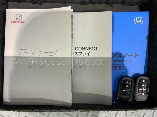 スマートキーは鍵をバッグに入れたままでもドアロックの開閉やエンジンのON・OFFができます。夜間や雨の日も鍵を探さなくて良いので便利です。