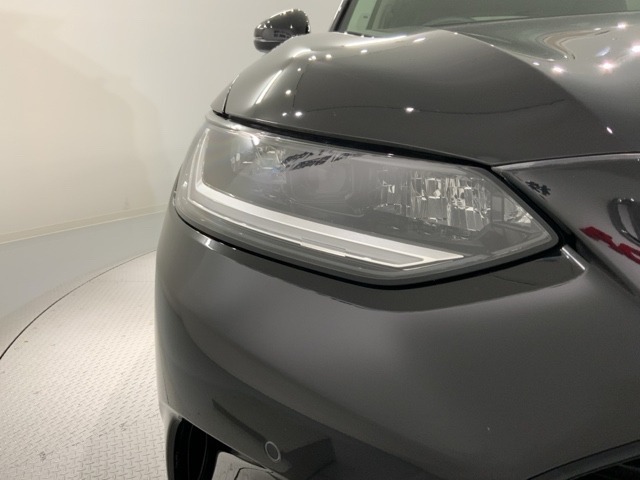 LEDヘッドライトは、点灯の瞬間から最大光量を発揮し、突然暗くなるトンネルなどでの安定感を高めます。