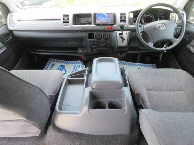 クリーニング済みの綺麗な運転席！ワイドボディ＆ハイルーフならではの広大な空間！内装も程度良好で気持ち良くお乗り頂けます！Wエアバッグ・ABS・キーレス・イモビライザー・Wエアコンと快適装備！