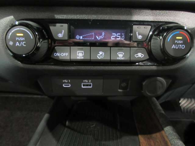 デジタル表示のオートエアコン。お好みの温度設定で室内を快適に。また、寒い朝等に役立つシートヒーターを前席左右に装備　USB電源ソケットも付いています。