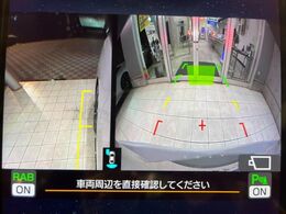 【サイド＆バックカメラ】停車・駐車時に死角になりがちな運転席から見えづらいサイドとリアの障害物を確認できます！雨天時や夜間などは特に活躍してくれるアイテムです。