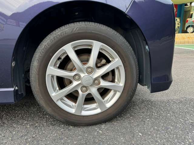 純正アルミホイール。155/65R14。右前