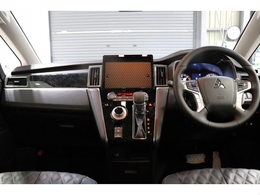 アルパイン製11インチフローティングナビ/10インチ後席モニターを装着予定です☆