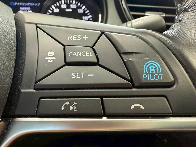 【レーダークルーズコントロール】装備車両です。レーダーやカメラを使って前を走るクルマの状況を検知して速度を調整してくれます。遠距離ドライブの高速道路などでは大活躍で疲労軽減に役立ちます。