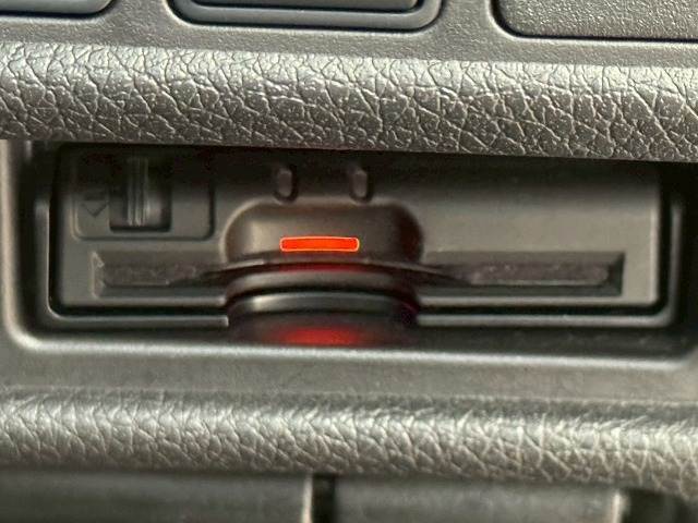 【ETC車載器】を装備しておりますので、ご納車直後からの遠距離ドライブも可能です。土日の利用料金の割引や、朝夕の通行料金を割引料金で 高速道路をお楽しみいただけます