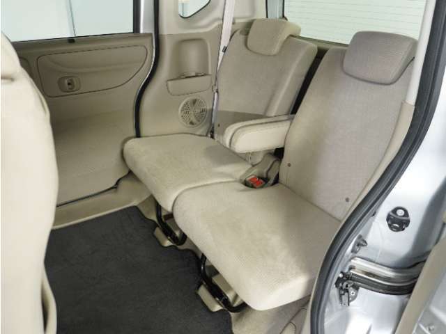 家族やご友人とBBQに行くとき、楽しさは道中の車内から始まっています！このベンチシートに座って、みんなで和気あいあい盛り上がりましょう！