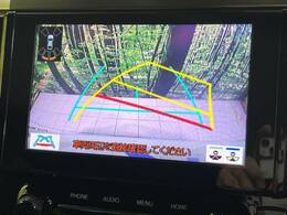 【バックカメラ】駐車時に後方がリアルタイム映像で確認できます。大型商業施設や立体駐車場での駐車時や、夜間のバック時に大活躍！運転スキルに関わらず、今や必須となった装備のひとつです！