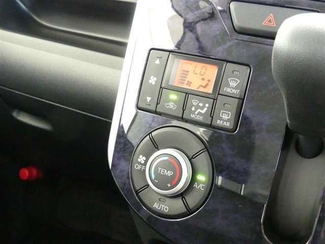 オートエアコンは、常にお好みの温度に調整ができ車内を快適な空間に保ってくれます。