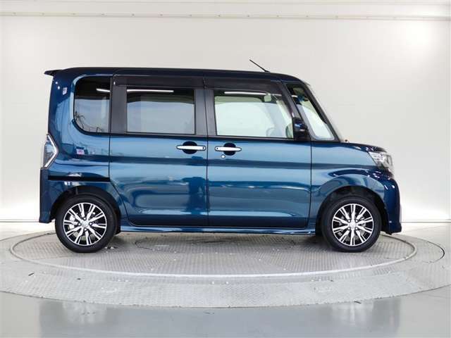両側パワースライドドア付きだから、狭い駐車スペースなどでの 乗り降りラクラク！小さなお子さまのいるご家庭には嬉しい装備。
