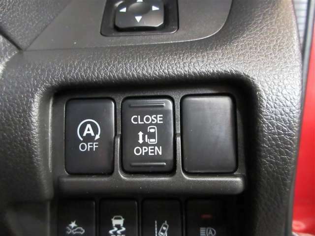 左側電動スライドドアです。ドアでの操作はもちろん、運転席スイッチやスマートキーでも操作できます。