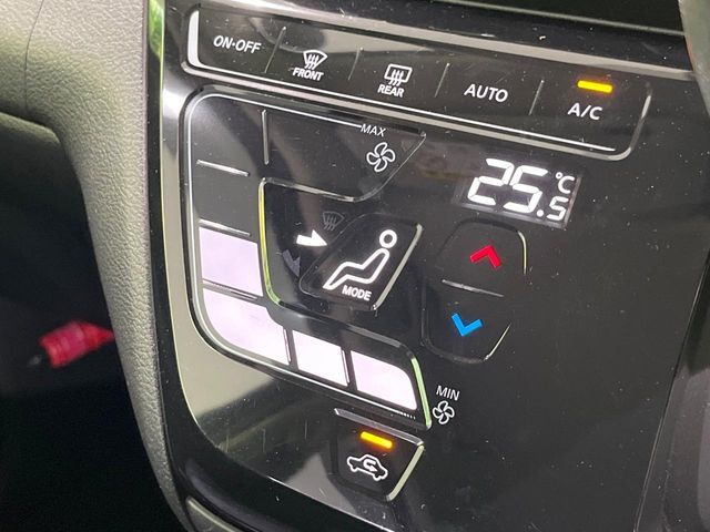 【オートエアコン】一度お好みの温度に設定すれば、車内の温度を検知し風量や温度を自動で調整。暑い…寒い…と何度もスイッチ操作をする必要はありません。快適な車内空間には必須の機能ですね♪