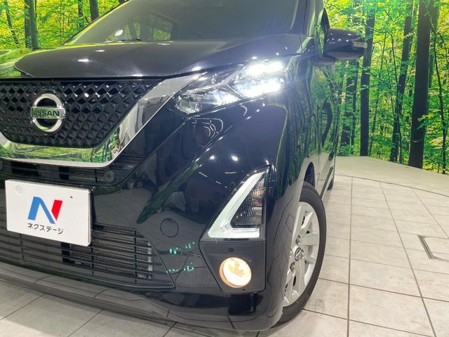【LEDヘッドライト】悪天候や夜間走行時も良好な視界を確保し安心して運転できる高輝度LEDヘッドライトを装備！点灯速度が早く、消費電力も抑えられています。