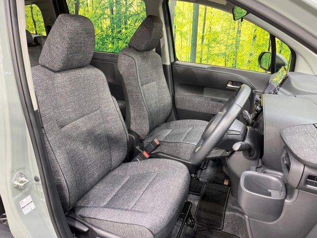 運転席シート廻りは使用感も少なく、良好な状態となっています。前オーナー様が丁寧に使っていたことがよくわかりますね。