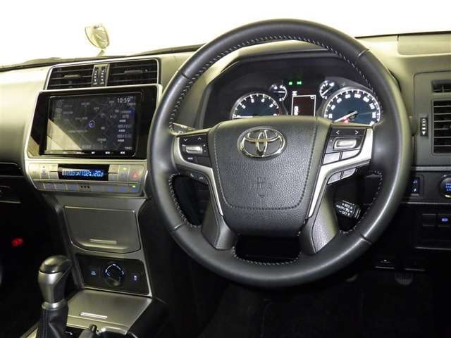 運転の際、常に目にする部分だけにシックで飽きのこないデザインが良いですね。