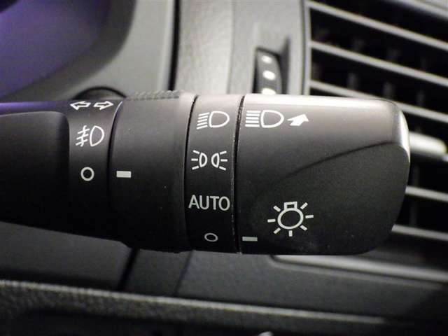 【オートライト】車外の明るさに応じて、自動的にライトの点灯・消灯をしてくれます。