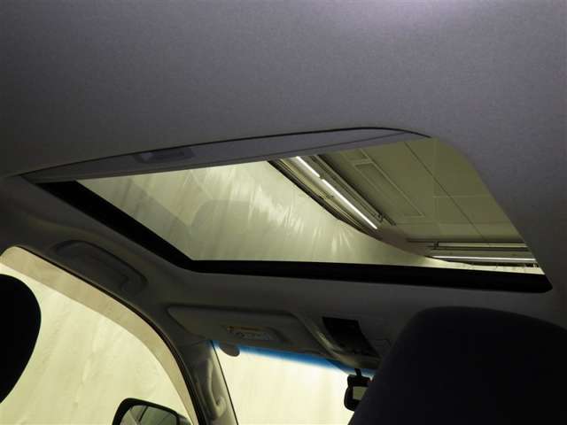 サンルーフ付で明るく開放的な空間を演出！