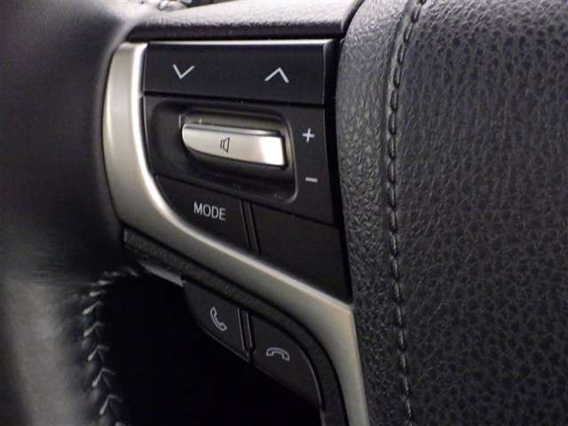 ステアリングスイッチ装備！運転しながら手元でオーディオの操作などができます。