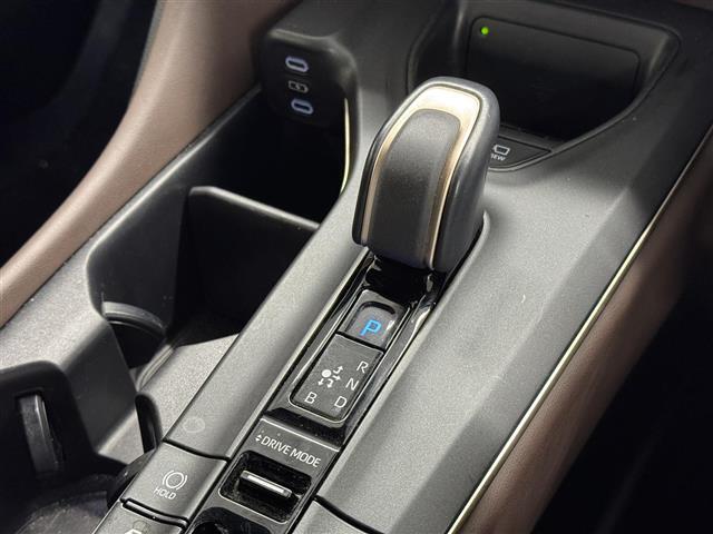 【シフトレバー】近年のハイブリッド車特有のスマートなシフトレバー。身近に触れるポイントですが、先進的で近未来のような印象を受けますね。