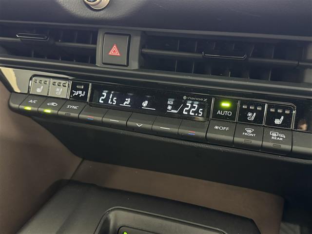 【左右独立エアコン＆ヒーター類】いわゆるデュアルエアコンです。運転席と助手席で異なる温度を設定可能。前シートにはシートヒーター＆ベンチレーションが搭載され、季節を選ばず快適なドライブが可能。