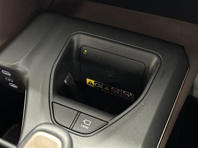 【おくだけ充電】対応している端末であれば、このアタッチメントの上にスマホを置くだけで充電が可能。ケーブルを車内に常備しておく必要もありません。