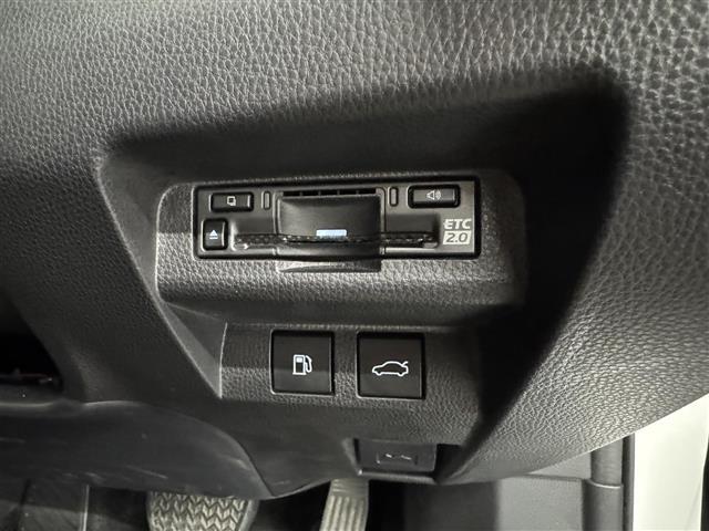 【ETC2.0】最新のETC2.0がビルトインで装備されています。車載機下部にはパワートランクのスイッチが装着されており、ボタン長押しでトランクリッドの自動開扉が可能。