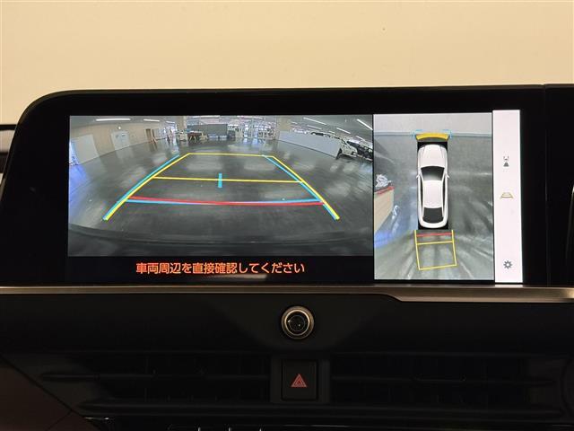 【パノラミックビューモニター】自車周辺をぐるりと俯瞰できるカメラで危険を察知。「床下透過機能」付で、駐車場の白線などにまたがった場合でも画面を見れば一目瞭然です。